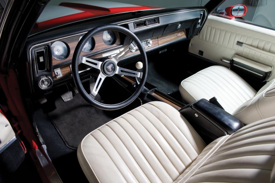 Интерьер Oldsmobile Cutlass Supreme 442 L75 Convertible 1972 года  (фото 10 из 18)